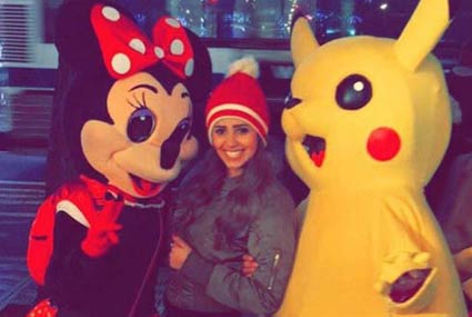 استعادت المطربة الشابة رنا سماحة طفولتها أثناء تواجدها في الولايات المتحدة الأمريكية، والتقطت صورة لها مع شخصيات كرتونية هي " ميني ماوس وبيكاتشو".
