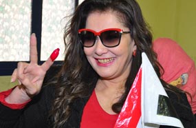 آثار الحكيم أثناء إدلائها بصوتها في انتخابات الرئاسة