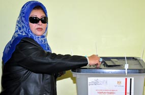 عفاف شعيب أثناء التصوير في الانتخابات