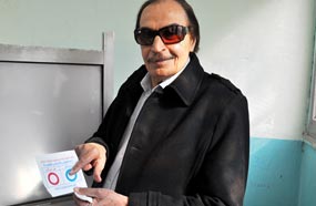 عزت العلايلي سعيد بالتصويت بنعم على الدستور