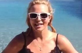 &lt;iframe src=&quot;//instagram.com/p/r26opZG8Gn/embed/&quot; width=&quot;612&quot; height=&quot;710&quot; frameborder=&quot;0&quot; scrolling=&quot;no&quot; allowtransparency=&quot;true&quot;&gt;&lt;/iframe&gt;
اختارت المطربة بريتني سبيرز المسبح الخاص بها لكي تقيم عليه &quot;تحدي الثلج&quot; والذي ظهرت به بملابس تبدو كأنها قميص نوم أسود ونظارتها البيضاء المميزة، وذلك بعد أن رشحتها أختها جيمي لاين.

ومن شدة اندفاع الماء المثلج فوق رأسها، وقعت نظارة سبيرز من رأسها، وظلت ترتعش وتنهال بالسباب بسبب القشعريرة التي انتابتها.

وقالت سبيرز: &quot;أريد أن أشكر جيمي لين على ترشيحي لقيام بالتحدي، وأعلن اختياري لآدم ساندلر، ديفيد لوكادو، وروبن جرينهيل&quot;، في إشارة منها إلى مدير أعمالها وحبيبها الحالي.
