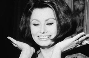 صوفيا لورين
نالت نجمة الإغراء الإيطالية في الستينات والسبعينات صوفيا لورين ترشيحا للفوز بأوسكار أفضل ممثلة رئيسية في سنة 1965 عن دورها في فيلم Martimonio All&#39;italiana أو Marriage Italian Style بالإنجليزية.