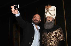 هاليت أرجنتش مع تمثاله