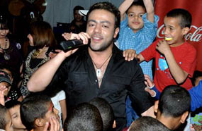 تامر عاشور يحتفل بين الأطفال الأيتام