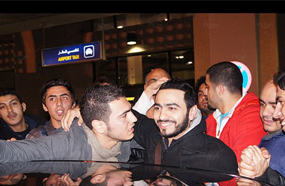 تامر بجانب أحد محبيه قبل ركوب سيارته