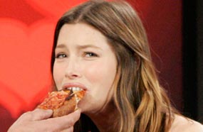 تهوى النجمة جيسيكا بيل زوجة جستين تمبرليك إعداد أصناف مختلفة من الطعام، ونشرت هذه الصورة على صفحتها Who Say وهي تتناول أحد هذه الأصناف التي أعدتها.