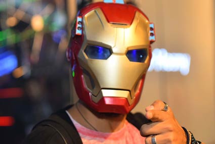 قناع Iron Man على وجه حسام الحسيني