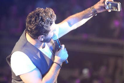 تامر حسني يفتتح طبلة 