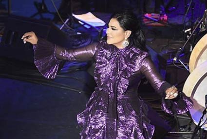 فستان أحلام مليء بالـRuffles مع لونه البنفسجي لم يكن يليق بها