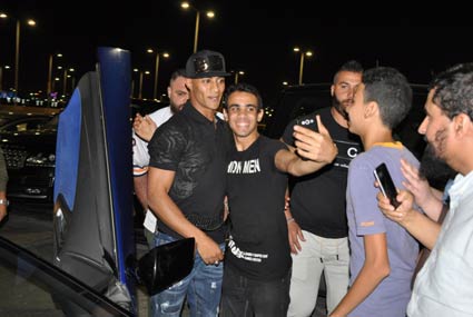 محمد رمضان مع جمهوره وسيارته اللامبورجيني