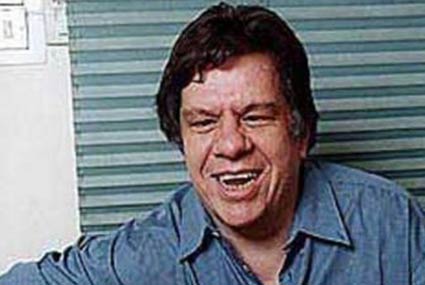 ولد عمار الشريعي فى 16 أبريل عام 1948 بمركز سمالوط بمحافظة المنيا، ودرس بمدرسة المركز النموذجي لرعاية وتوجيه المكفوفين، ثم حصل علي ليسانس من قسم اللغة الإنجليزية بكلية الآداب في جامعة عين شمس عام 1970.