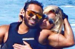 تامر مع إحدى العارضات بالأغنية