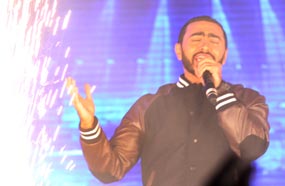 تامر حسني وسط الألعاب النارية التي صممها أحمد عصام