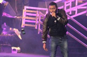 تامر حسني يتلقى الهاتف