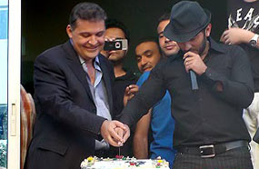 تامر حسني ومحسن جابر أثناء تقطيع تورتة الألبوم الجديد