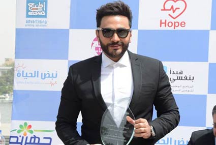 تامر حسني يتسلم درع التكريم