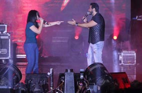 تامر حسني برفقة الطالبة منى