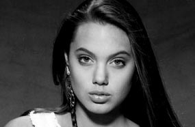 أنجلينا جولي في فترة المراهقة أثناء عملها كموديل إعلانات