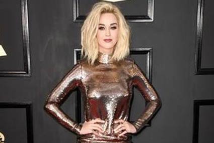 كاتي بيري ارتدت فستان غير متناسق الخامات من تصميم توم فورد