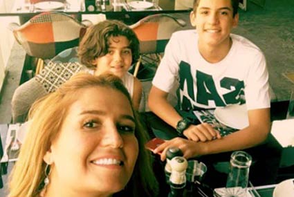 نشرت الممثلة هنا شيحة صورة لها مع ابنيها ووصفتهما بأنهما حب حياتها.
