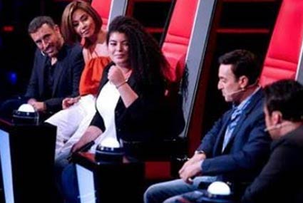 شيرين تخطف سارة بالجلوس على حجرها