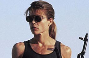 ليندا هاميلتون في Terminator 2: Judgment Day
جسدت ليندا هاميلتون ببراعة دور الأم قوية الشخصية، المستعدة لتدمير أي شخص يعرض حياة ابنها الوحيد "جون كونور" للخطر، باعتباره قائد مقاومة البشرية ضد الآلات التي استولت على الأرض في المستقبل البعيد.