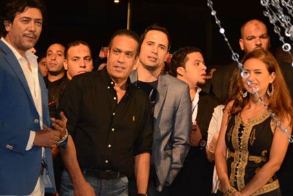 صورة لنيللي كريم وظافر العابدين وأحمد وفيق مع منتج المسلسل جمال العدل