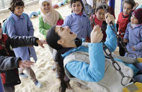 لميس التركية تلعب مع الأطفال