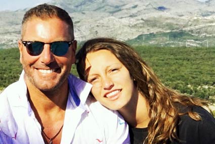 دائما  يظهر الممثل تامر هجرس في أدوار الشاب الوسيم.

ولكن في الحقيقة فأن تامر هو الد لفتاتين شابتين، تقفان إلى جانبه كالعروس.