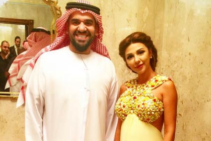 ميريام فارس

التقت المطربة اللبنانية ميرام فارس بالمطرب الإماراتي حسين الجسمي في عُمان أثناء أحيائها لعُرس هناك، وارتدت ميريام فستان فضفاض أخفى حملها.
