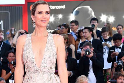 كريستين ويج اختارت فستانا يناسبها كثيرا وملائم للحدث، وجاء لونه مناسبا لبشرتها، ربما كان يحتاج تصفيفة شعر مختلفة قليلة، ولكن في المجمل إطلالتها مميزة