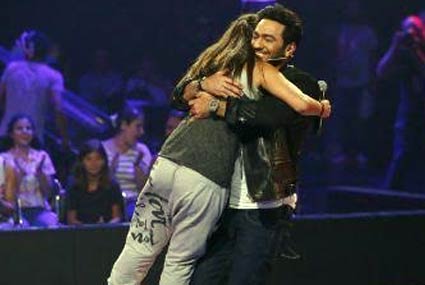 تامر حسني يحضن المتسابقة المغربية حفصة ذكري