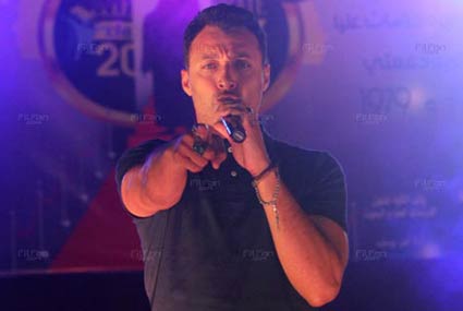 أحمد فهمي يغني لطلاب علاج طبيعي في حفل تخرجهم