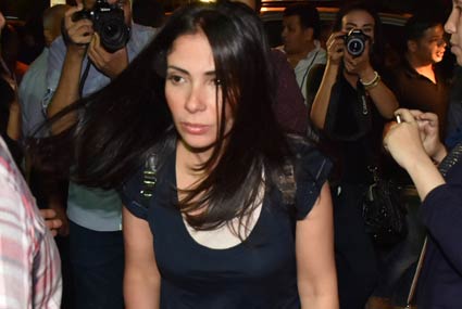 لحظة وصول منى زكي للعزاء