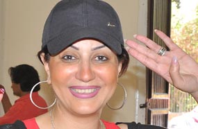 وفاء عامر تلقي التحية العسكرية بعد انتخابها السيسي