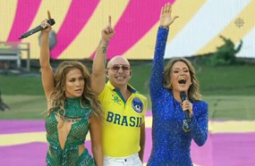 كلوديا ليتي وبيتبول وجينفر لوبيز في حفل الافتتاح