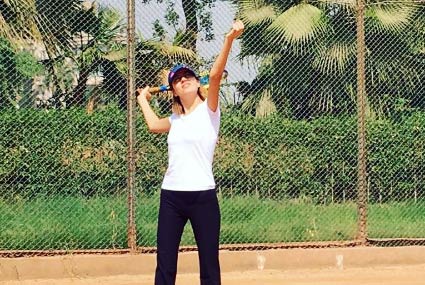 نشرت الممثلة رحمة حسن صورة لها من اليوم الأول لتعلمها رياضة التنس
