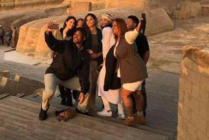 ويل سيمث يلتقط سيلفي برفقة المعجبين 