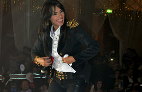 مداعبة أمينة للجمهور في الحفل