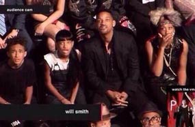 ويل سميث وابنته ويلو وابنه جايدن مندهشون من بكيني جاجا