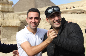 أحمد السقا وتشافي أمام الأهرمات