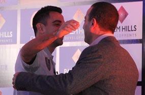 أحمد السقا يعانق شابي هيرناندز في المؤتمر الصحفي