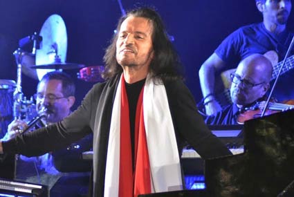 ياني هتف "تحيا مصر" ثلاثة مرات وهو يرتدي علم مصر