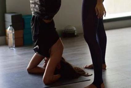 ياسمين صبري‎ تقف للمرة الأولى على رأسها اثناء التمارين