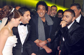 تامر ومنير والعروسين