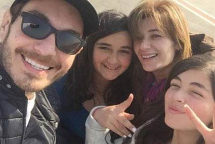 أحمد زاهر مع عائلته