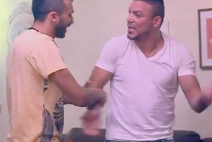 إبراهيم سعيد يحاول تهدئة عمرو زكي أثناء مقلب &quot;المشاغب&quot;