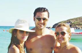 أحمد عز يتوسط زينة وشقيقتها