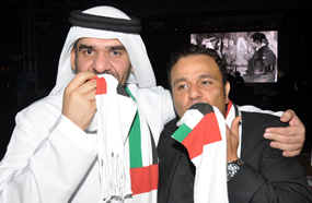 فؤاد يقبل العلم الإماراتي والجسمي يقبل العلم المصري