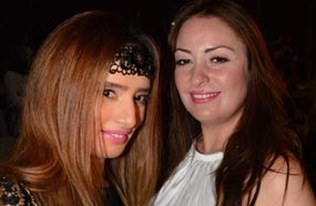 زينة ترفع إبهامها ومعها نيرمين الفقي